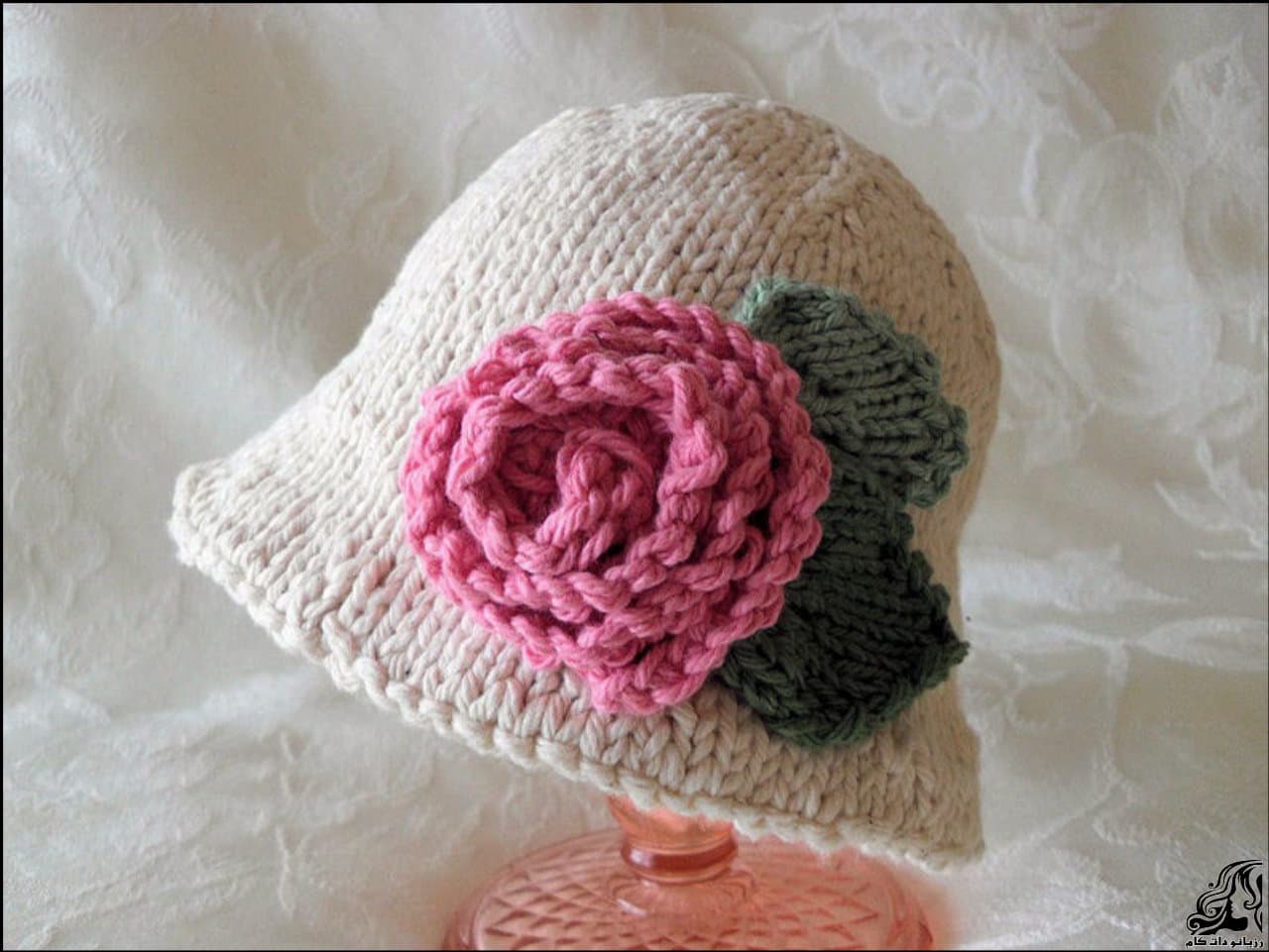 آموزش رج به رج بافت کلاه کودک با یک گل رز در کناره کلاهhttp://up.rozbano.com/view/2893763/Baby%20Hat%20Rose-01.jpg