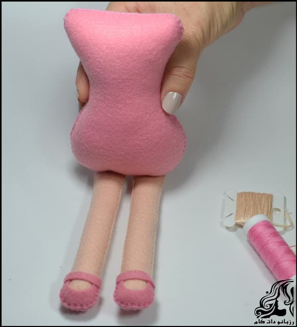 https://up.rozbano.com/view/3134033/Learn%20how%20to%20make%20a%20felt%20girl%20doll-18.jpg